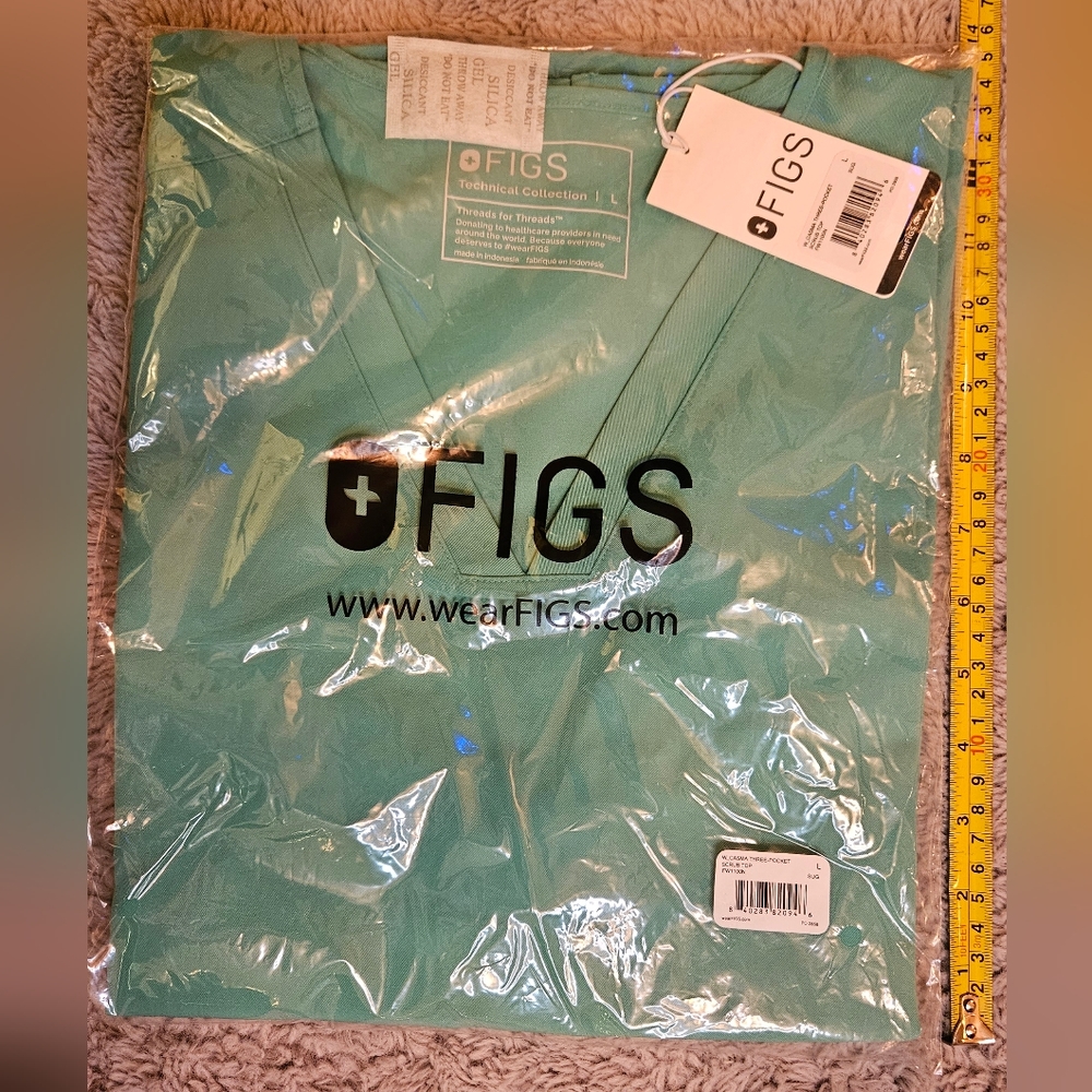 Figs scrub top casma three pocket large surgical green